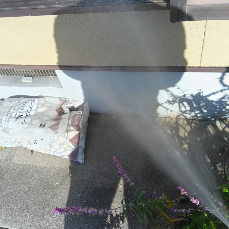 建物外周にシロアリ駆除剤を散布