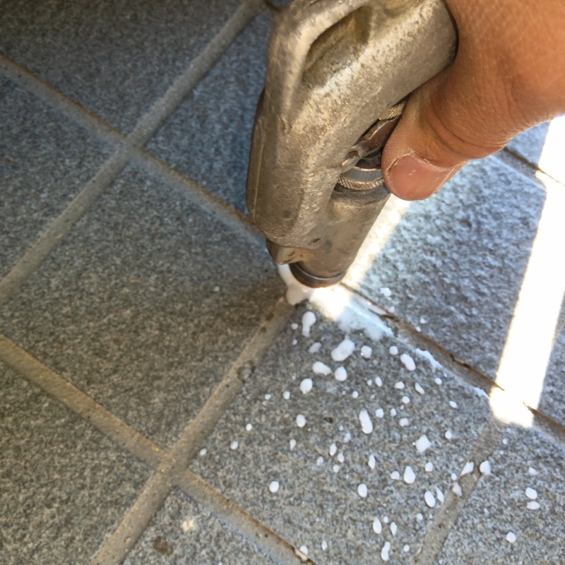 玄関床に穴を開けてシロアリ駆除剤を注入