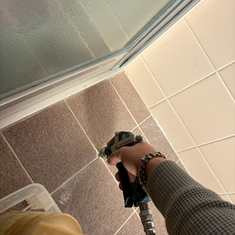 浴室のタイルの目地から防蟻剤を注入