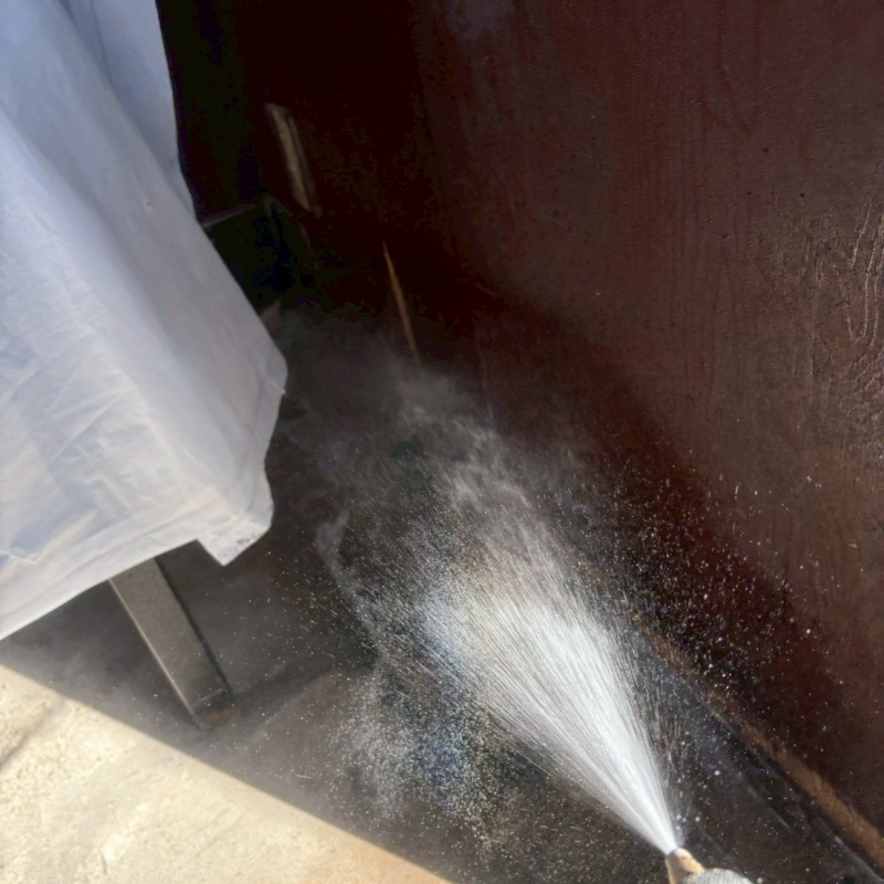 建物外周の土壌にシロアリ駆除剤を散布