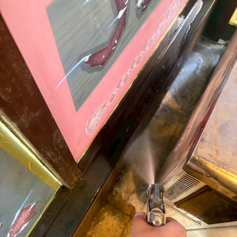 室外機周辺にシロアリ駆除剤を散布