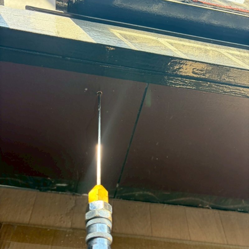 壁に開けた穴からシロアリ駆除剤を注入