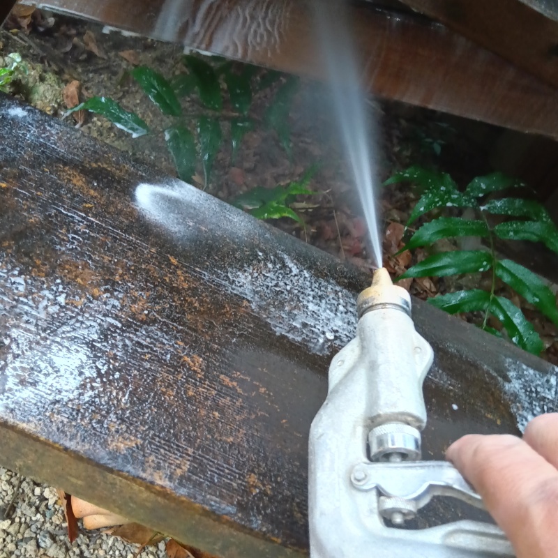 庭の木材にシロアリ駆除剤を散布