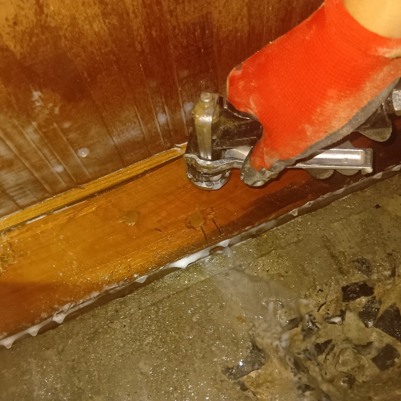柱に穴を開けてシロアリ駆除剤を注入