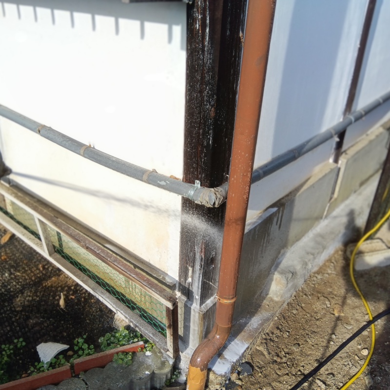建物の外周にシロアリ駆除剤を散布