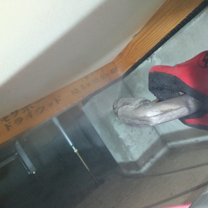 床下の木材に防蟻剤を散布