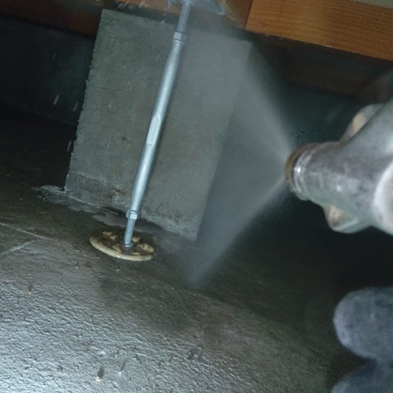 床下の支柱まわりに防蟻剤を散布