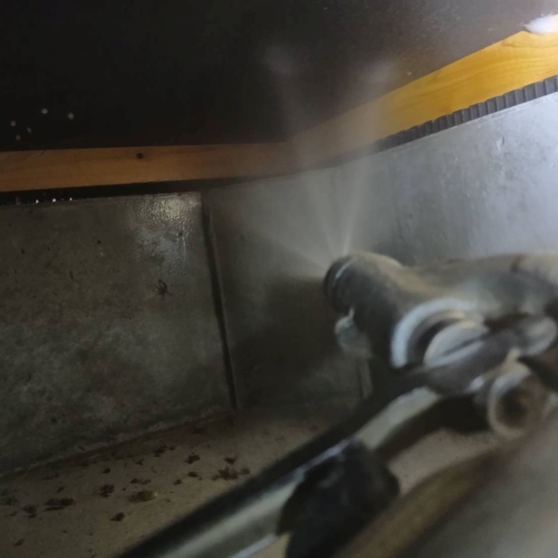 床下の木材に防蟻剤を散布