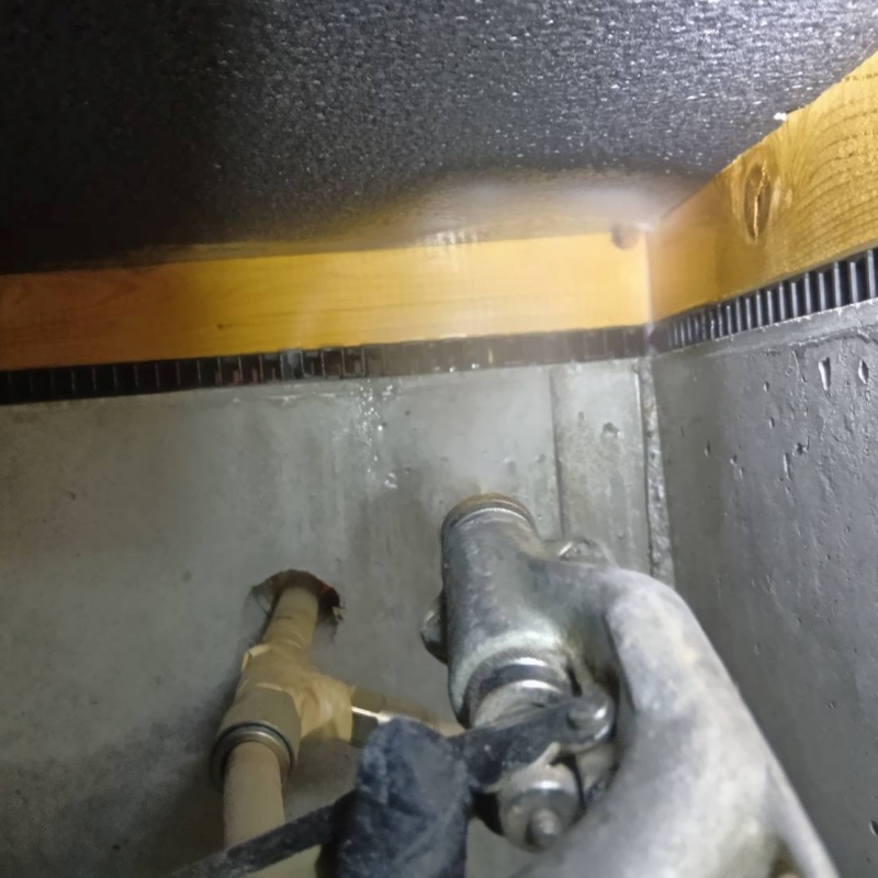 床下の木材に防蟻剤を散布