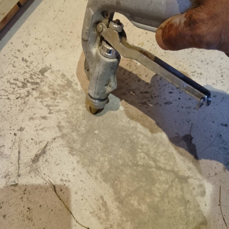 地面に防蟻剤を注入