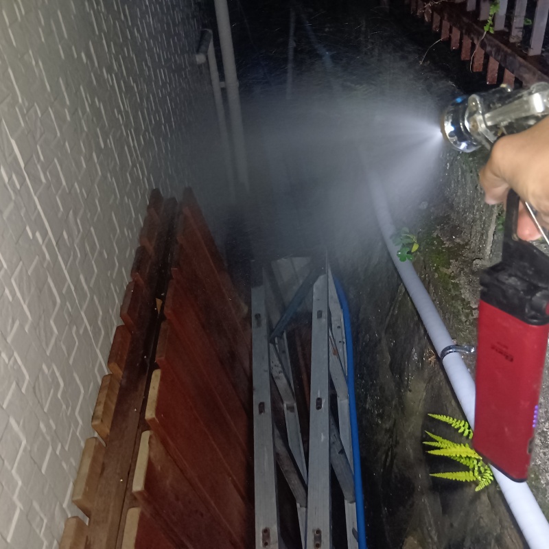 建物の外周に防蟻剤を散布