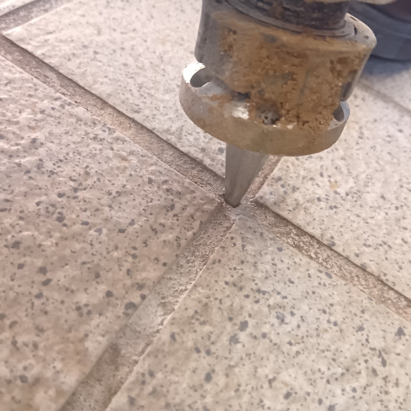 床に穴を開けてシロアリ駆除剤を注入