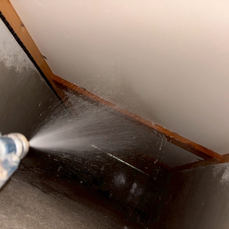 床下の木材・断熱材に防蟻剤を散布