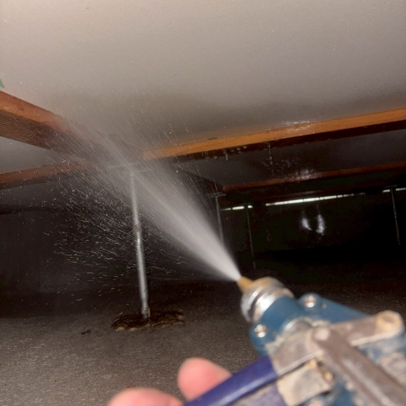 床束と木材が接する部分に防蟻剤を散布