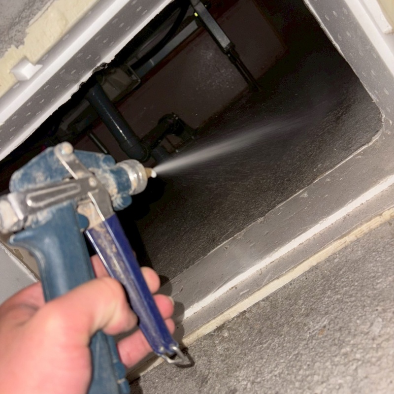 ベタ基礎に防蟻剤を散布する様子