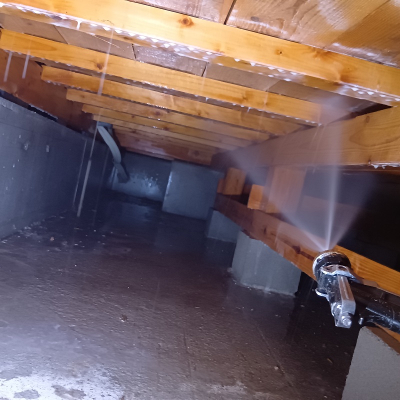 床下の木材にシロアリ駆除剤を散布