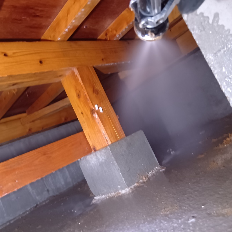 床下の地面にシロアリ駆除剤を散布