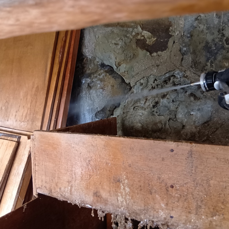 倉庫内の木部にシロアリ駆除剤を散布