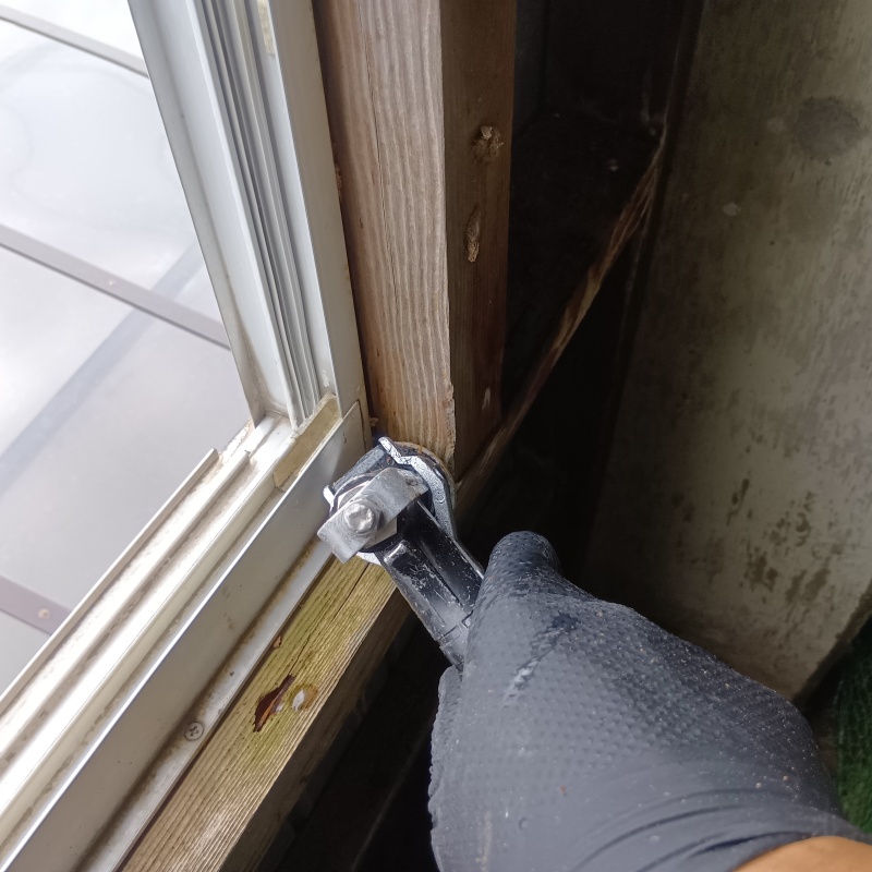 窓枠にシロアリ駆除剤を注入