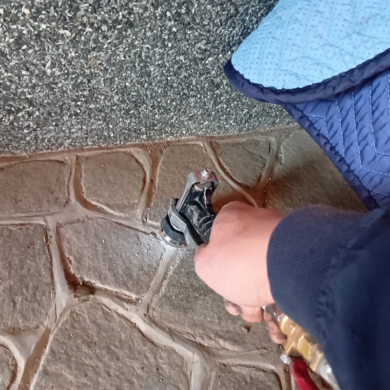 地面にシロアリ駆除剤を注入