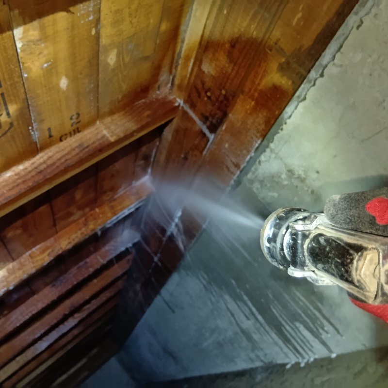 床下上部の木材にシロアリ駆除剤を散布