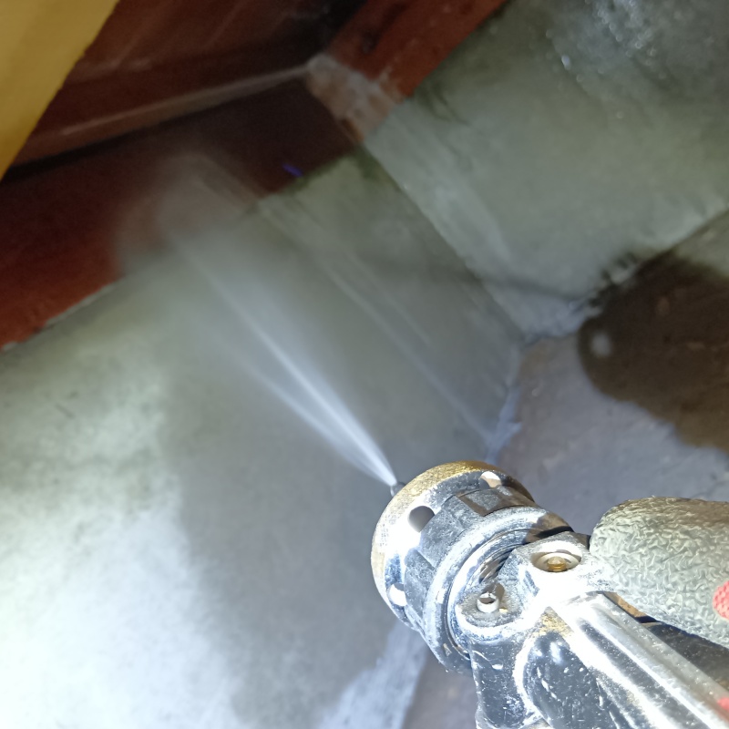 床下の基礎と木材の間にシロアリ駆除剤を散布