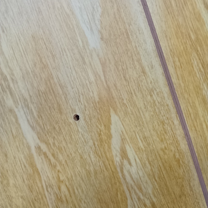 壁に薬剤を注入する穴を開けた様子