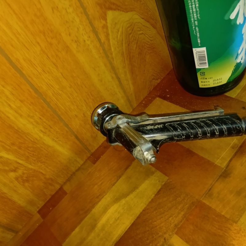 開けた穴からシロアリ駆除剤を注入