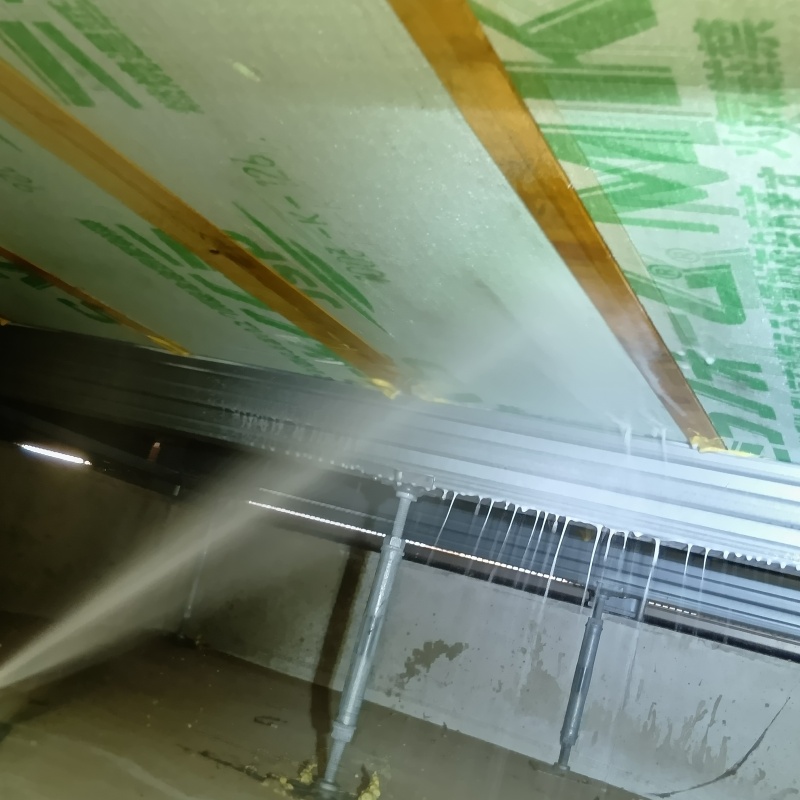 床下上部の木材に防蟻剤を散布