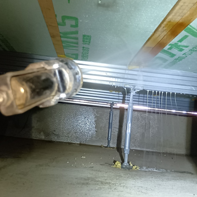 床下断熱材に防蟻剤を吹きつける様子