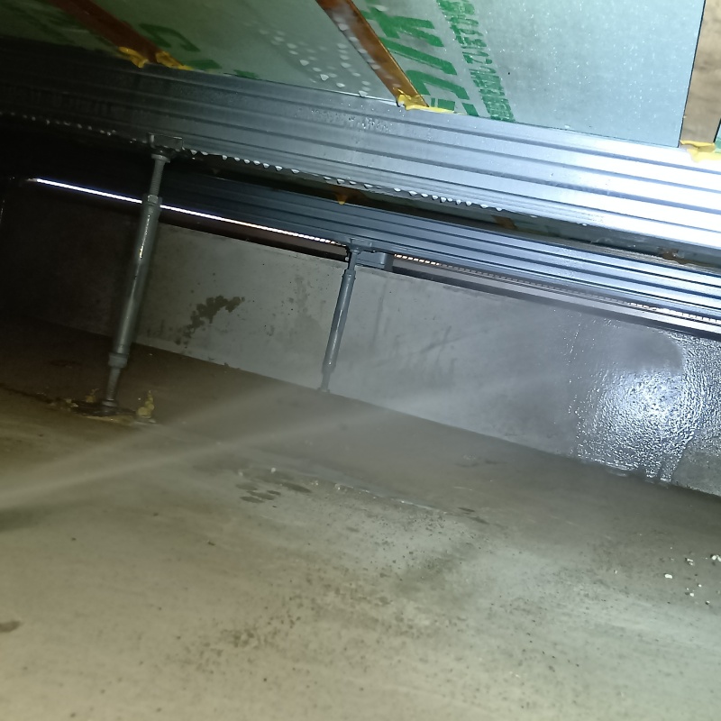 床下の基礎部分に防蟻剤を散布する様子