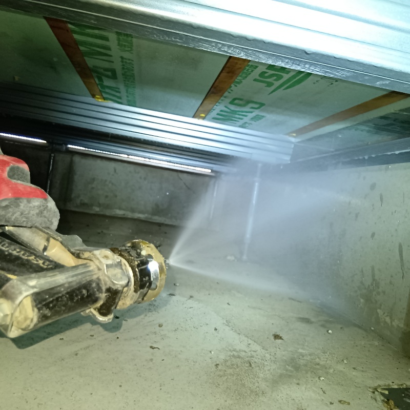 ベタ基礎に防蟻剤を散布