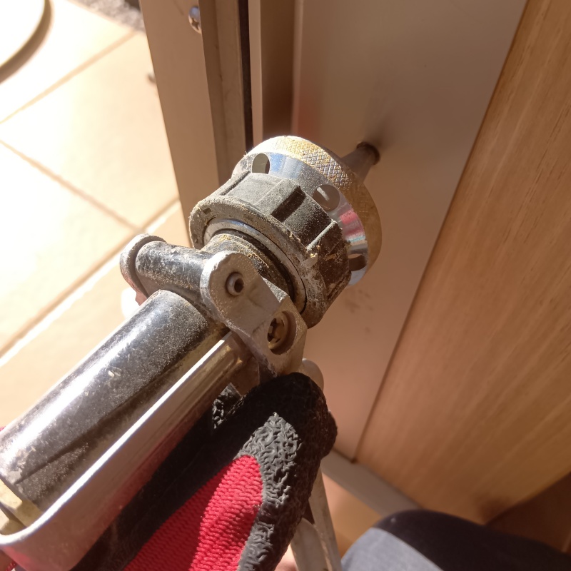 玄関の木材に穴を開けて防蟻剤を注入