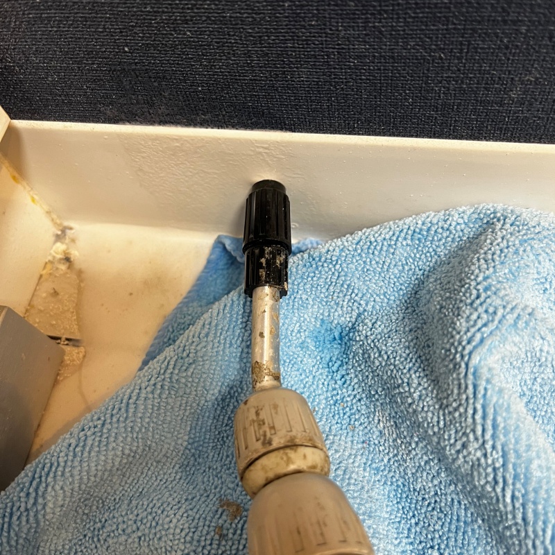 壁面の巾木に穴を開けてシロアリ駆除剤を注入