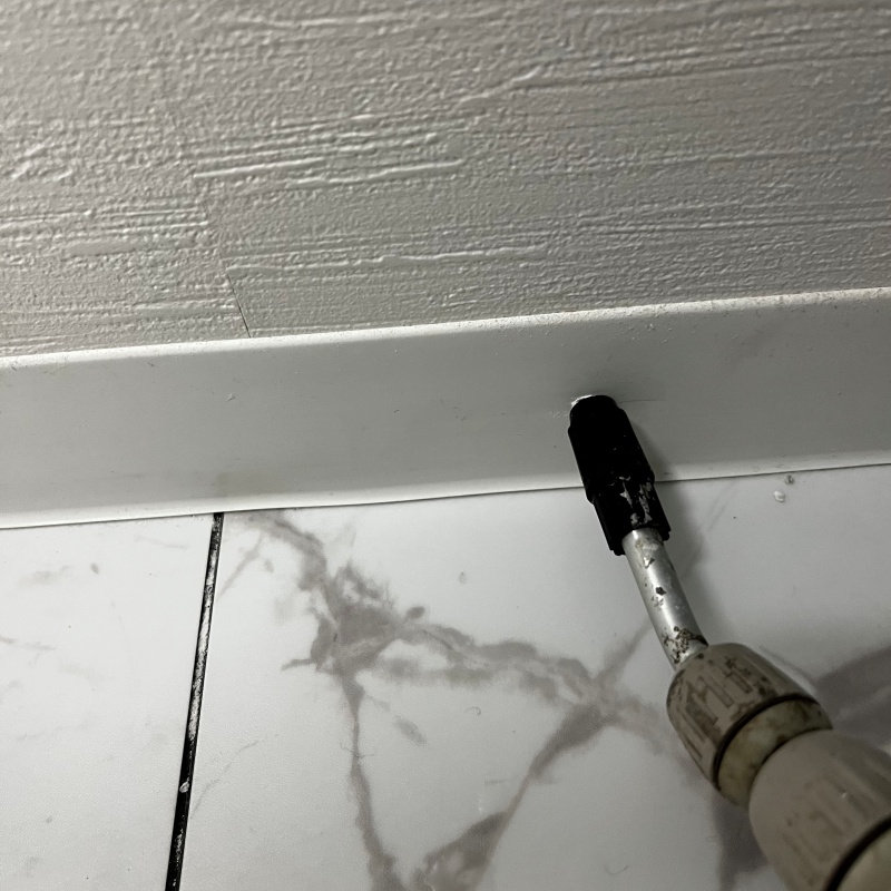 壁内にシロアリ駆除剤を注入している様子