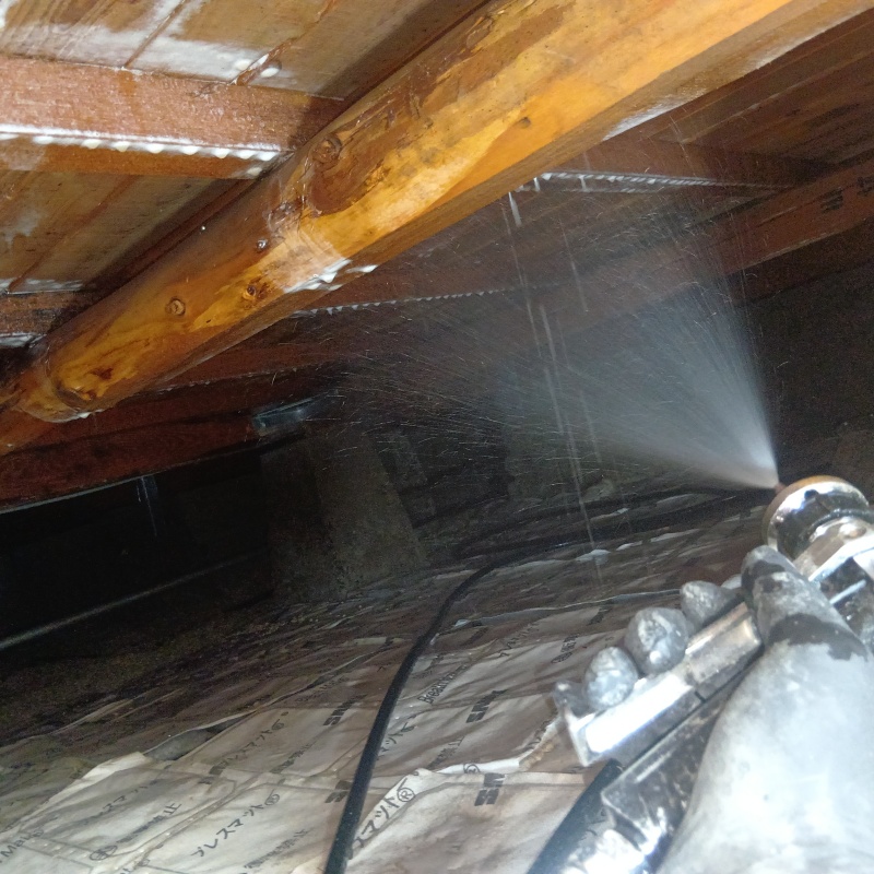 床下上部の木材に防蟻剤を散布