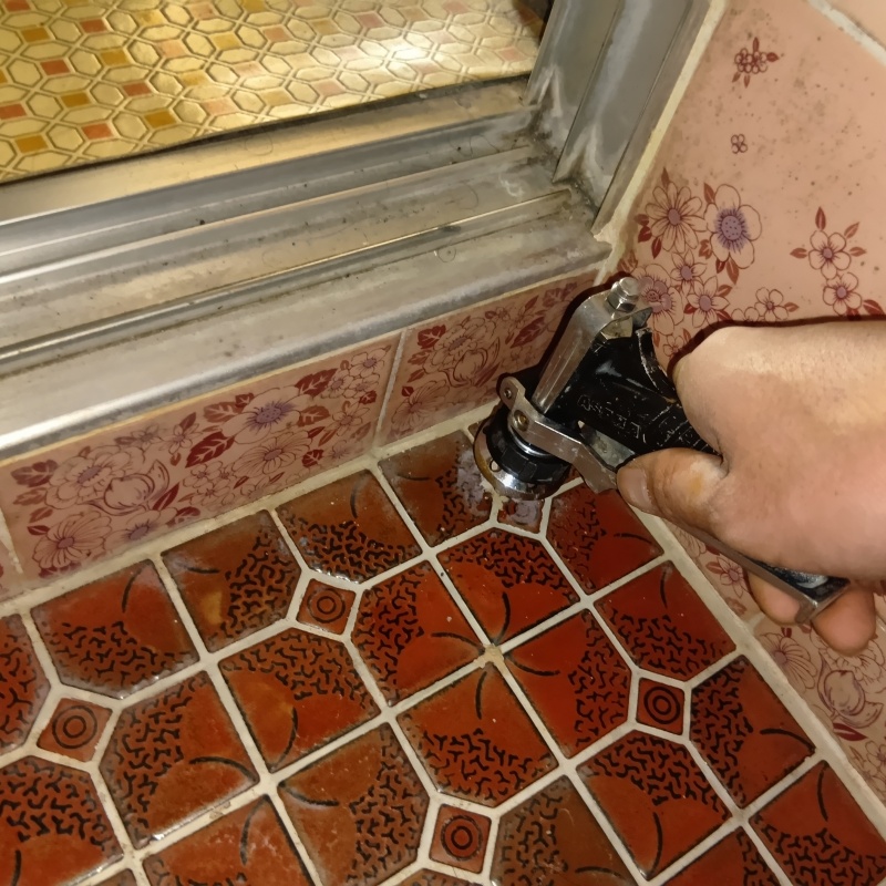 浴室の床に防蟻剤を注入