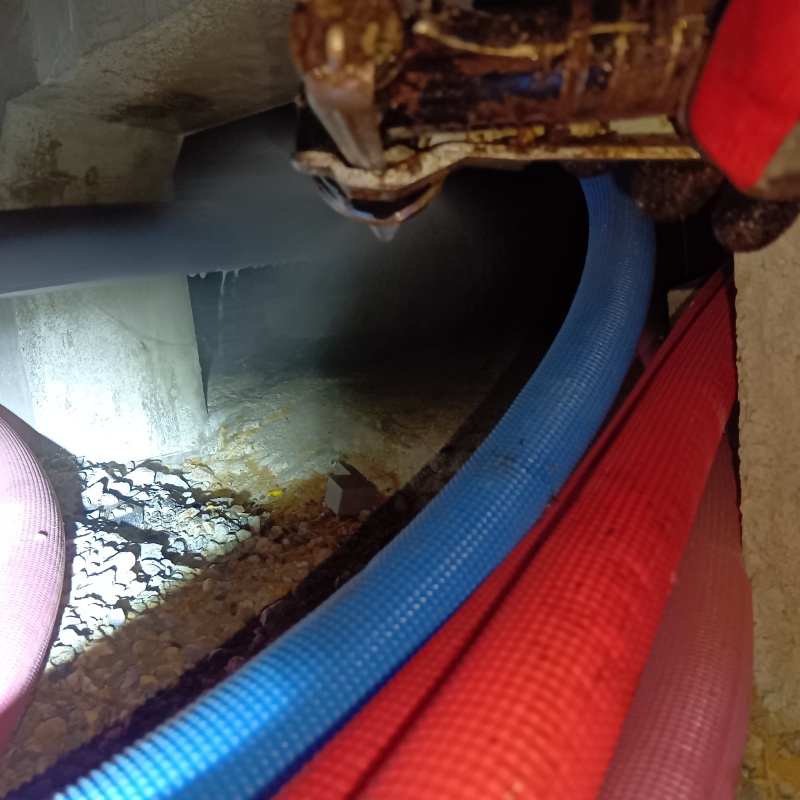 床下の土壌にシロアリ駆除剤を散布