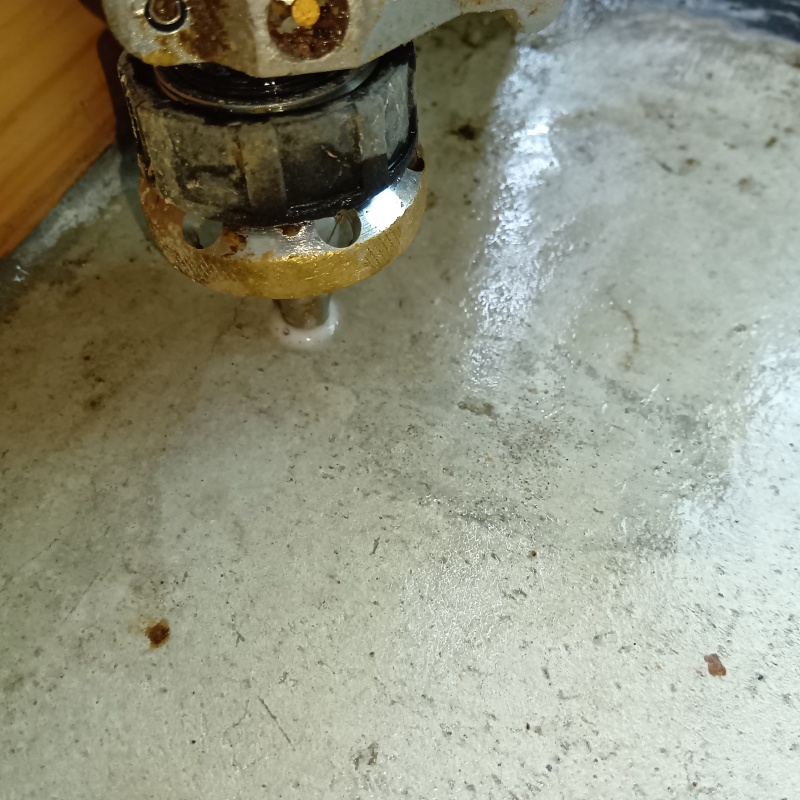 玄関床にシロアリ駆除剤を注入