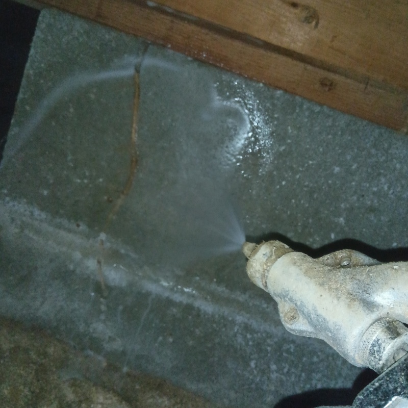 基礎にシロアリ駆除剤を散布