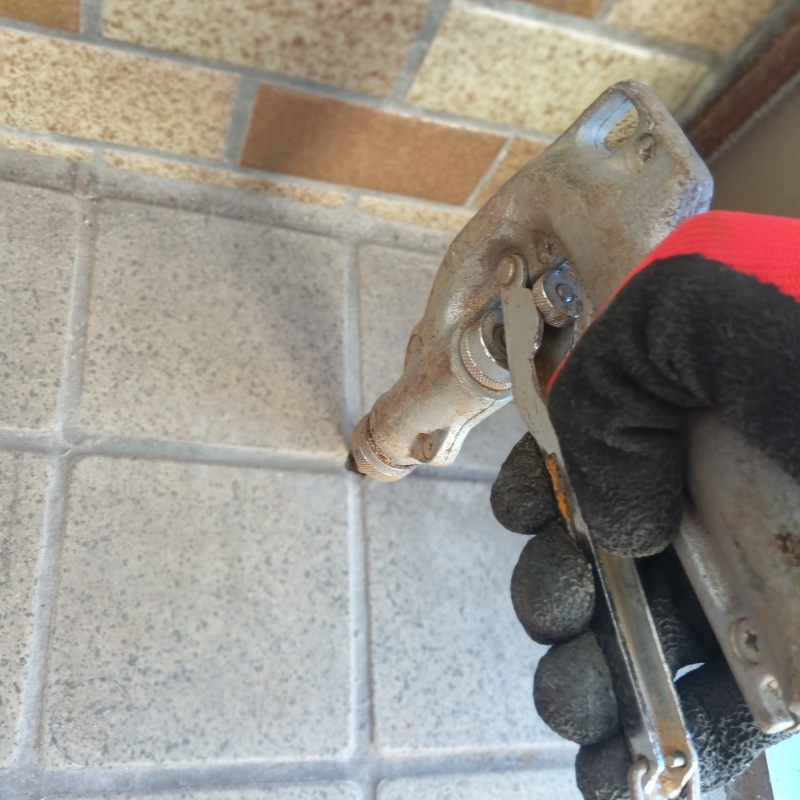 玄関床の目地からシロアリ駆除剤を注入