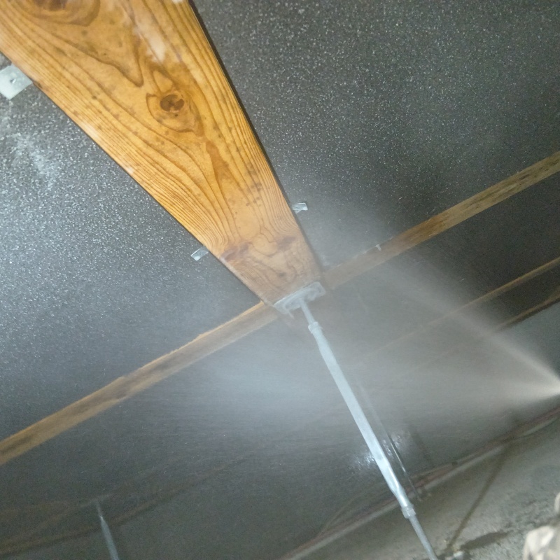 床下の木材に防蟻剤を散布