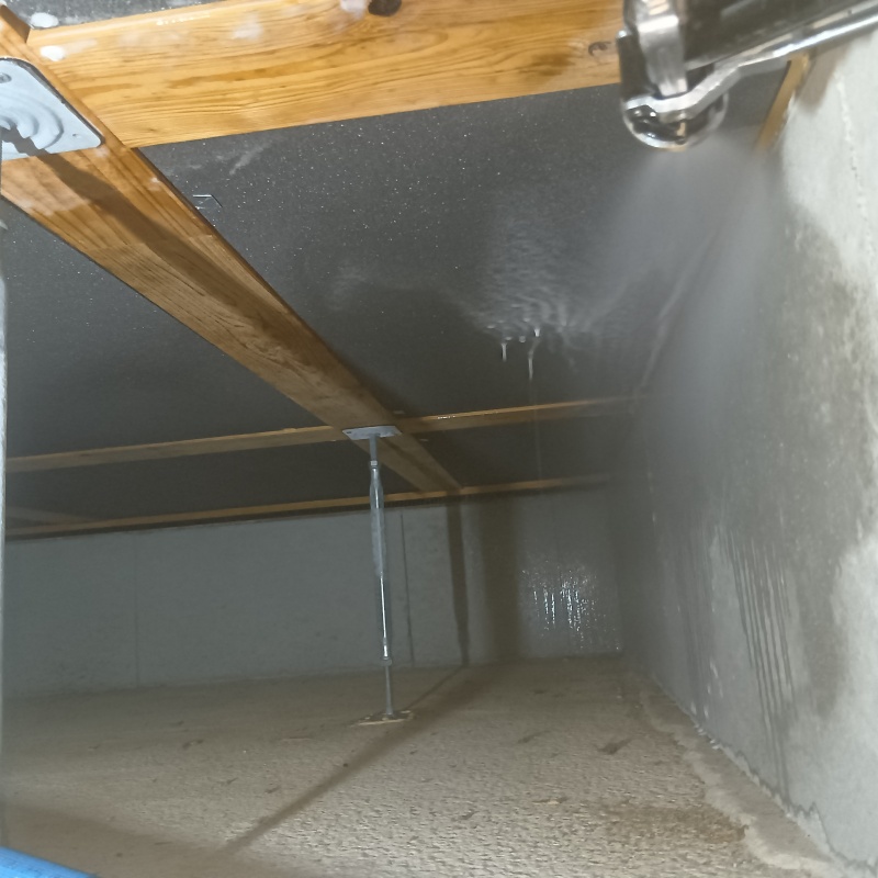 床下断熱材に防蟻剤を散布