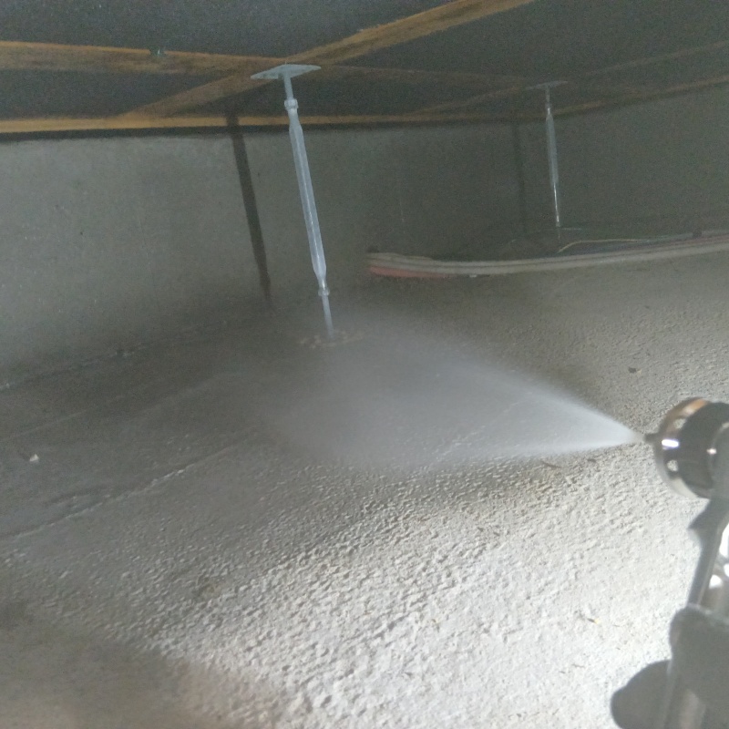 床下の地面に防蟻剤を散布