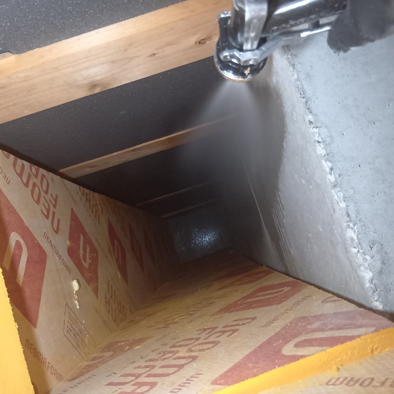 床下の地面に防蟻剤を散布