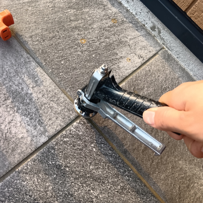 玄関床に防蟻剤を注入