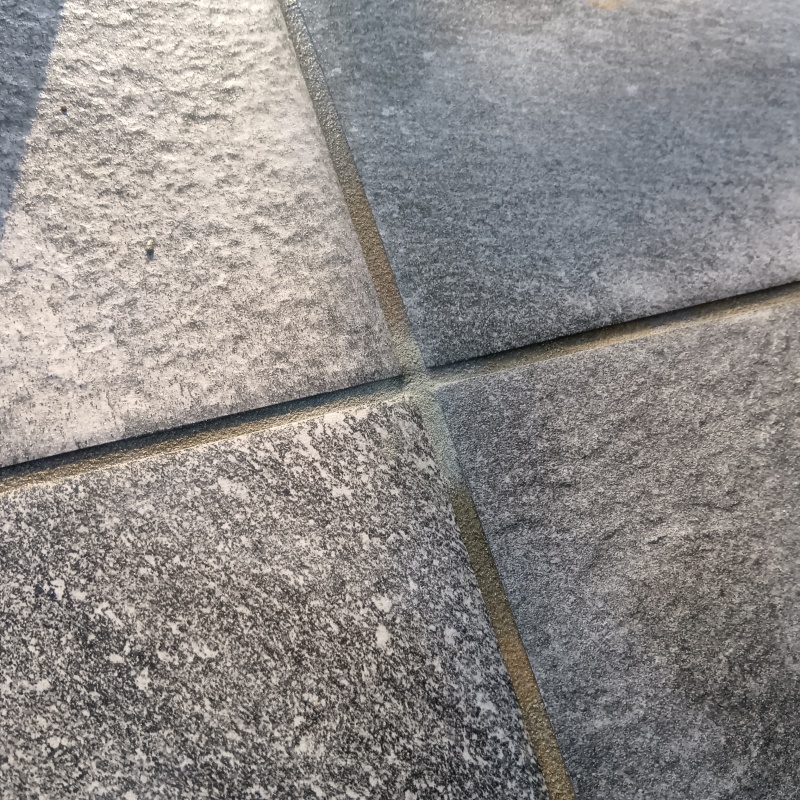 施工後は穴をパテで補修