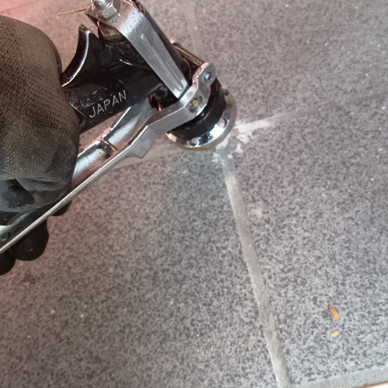 床に穴を開けてシロアリ駆除剤を注入
