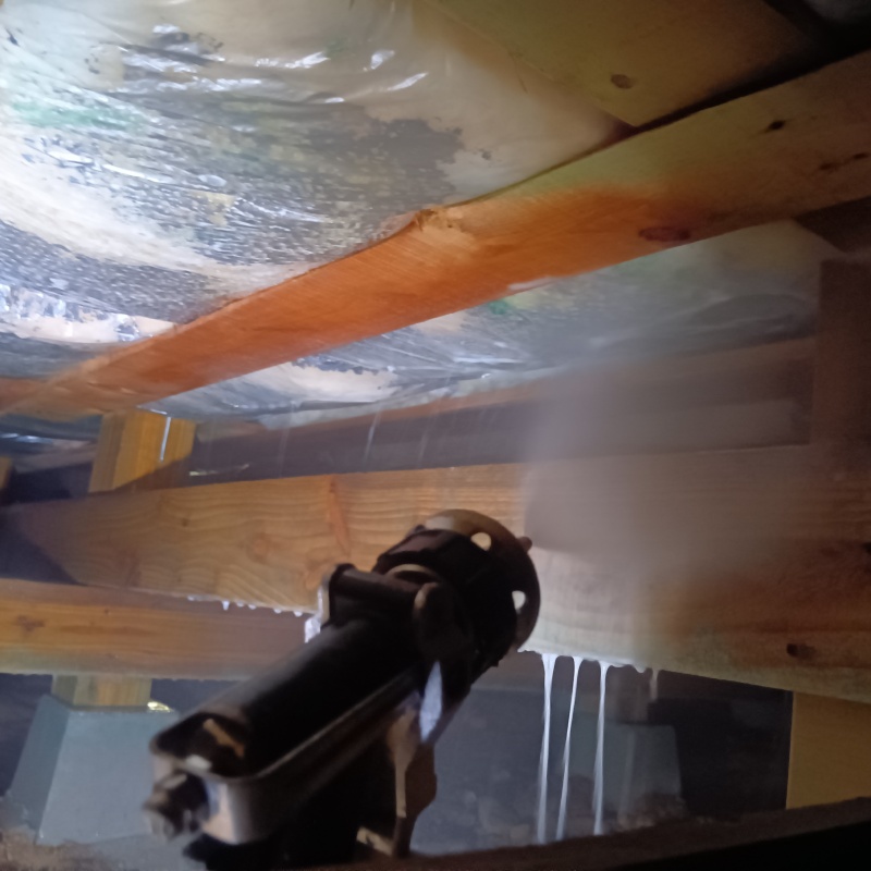 床下の木材にシロアリ駆除剤を散布