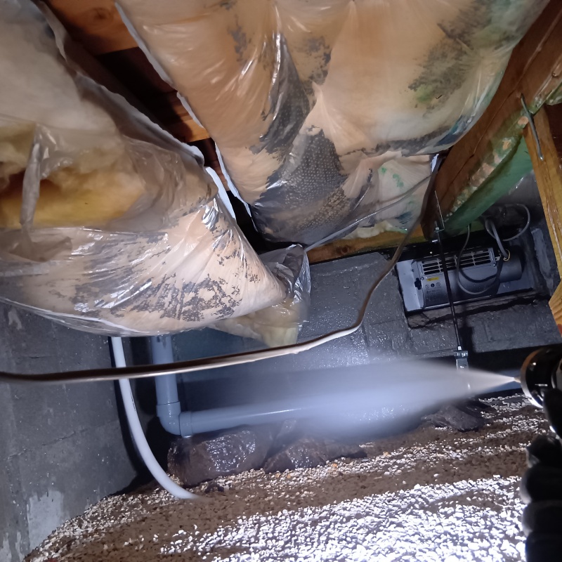 床下の地面にシロアリ駆除剤を散布